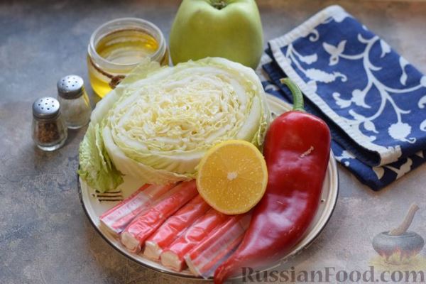 Салат с пекинской капустой, крабовыми палочками, яблоком и болгарским перцем