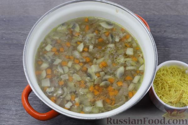 Грибной суп с щавелем и вермишелью