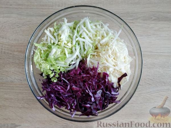 Салат из трёх видов капусты с маринованным луком