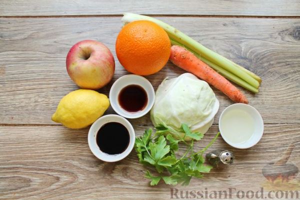 Салат с сельдереем, капустой, яблоком, морковью и апельсином