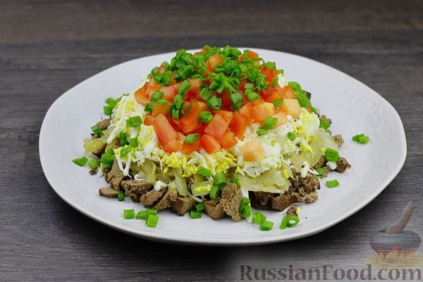 Слоёный салат с куриной печенью, помидорами и яйцами