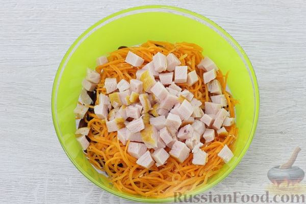 Салат с копчёной курицей, консервированной фасолью и морковью по-корейски