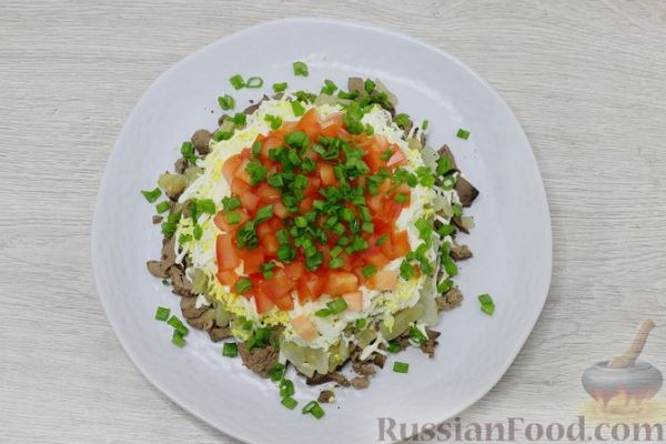 Слоёный салат с куриной печенью, помидорами и яйцами