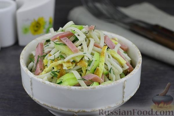 Салат с рисовой лапшой, ветчиной, огурцами и яичными блинчиками