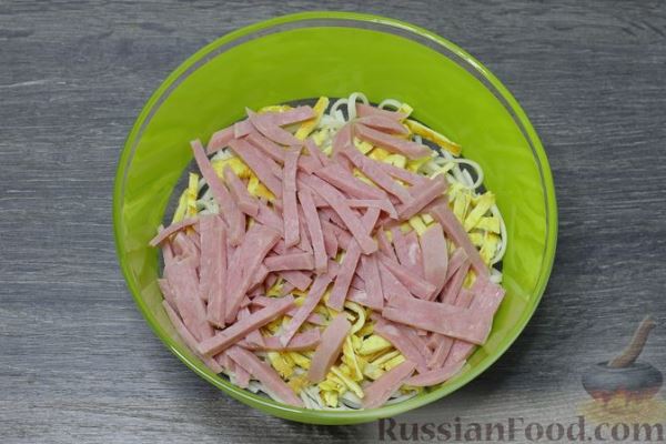 Салат с рисовой лапшой, ветчиной, огурцами и яичными блинчиками