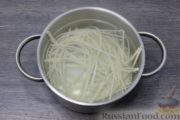 Салат с рисовой лапшой, ветчиной, огурцами и яичными блинчиками