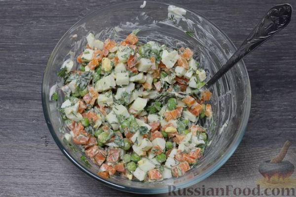 Салат с кальмарами, морковью, зелёным горошком и яйцами