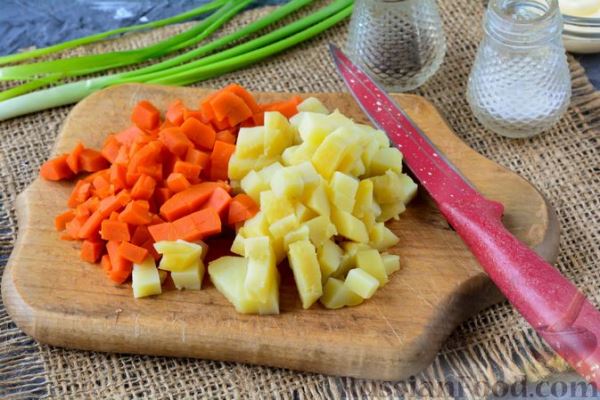Салат с колбасой, картофелем, морковью, болгарским перцем и зелёным горошком