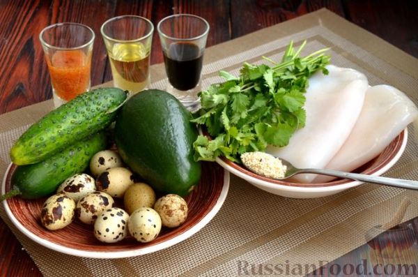 Салат с кальмарами, авокадо, огурцами и перепелиными яйцами