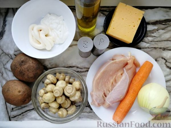 Салат с курицей, маринованными шампиньонами, овощами и сыром