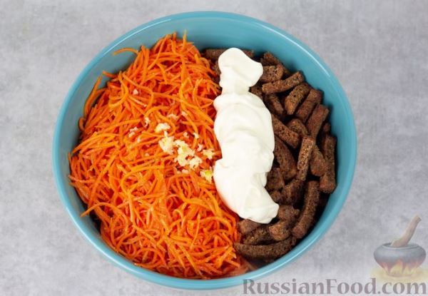 Салат с колбасой, морковью по-корейски, огурцами и сухариками