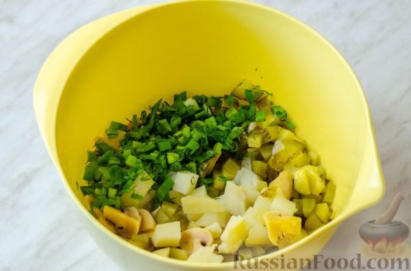 Картофельный салат с маринованными шампиньонами и солёными огурцами