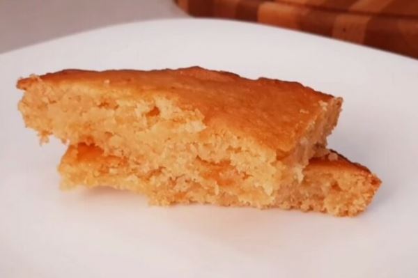 Бисквитный пирог с абрикосовым вареньем в духовке