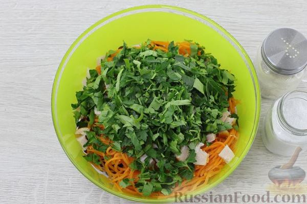 Салат с копчёной курицей, консервированной фасолью и морковью по-корейски