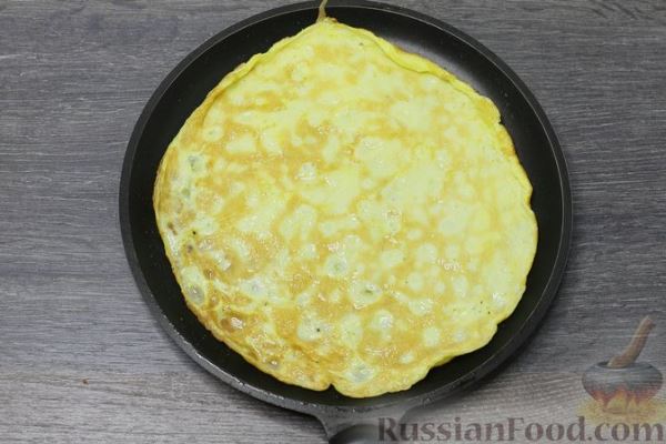 Салат с рисовой лапшой, ветчиной, огурцами и яичными блинчиками