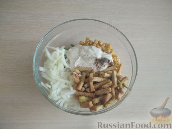 Салат из стручковой фасоли с кукурузой и сухариками