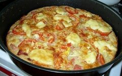 Домашняя пицца Маргарита с моцареллой и пармезаном