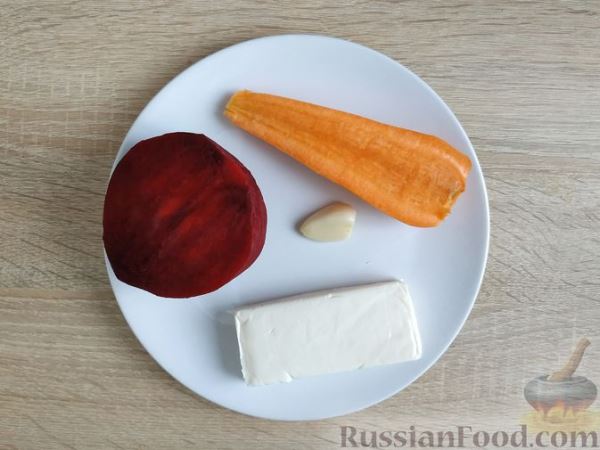 Салат из сырой свёклы и моркови с плавленым сыром и чесноком