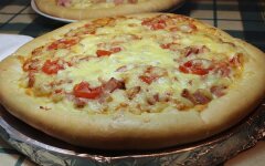 Пицца Маргарита с моцареллой и помидорами в духовке
