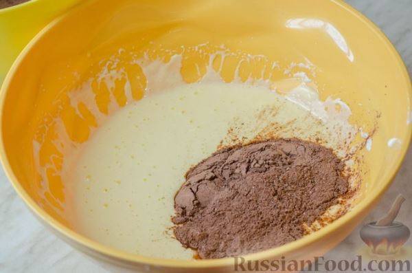 Пятнистый кекс из двух видов теста, с шоколадной глазурью и орехами