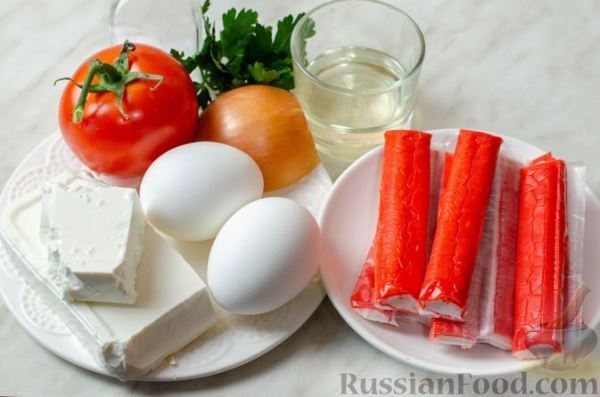 Салат с крабовыми палочками, помидором, брынзой и яйцами