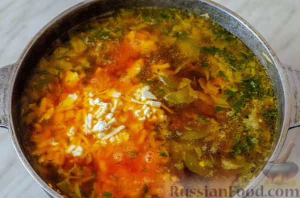 Свекольный суп с капустой, маринованными огурцами и брынзой