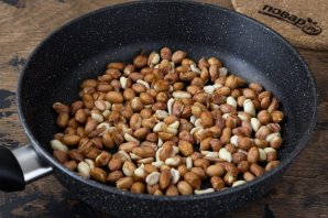 Жареный арахис в шелухе на сковороде