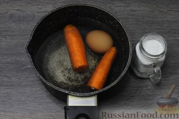 Салат с кальмарами, морковью, зелёным горошком и яйцами