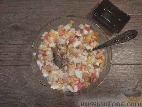 Яичный салат с лавашом, крабовыми палочками и консервированной кукурузой