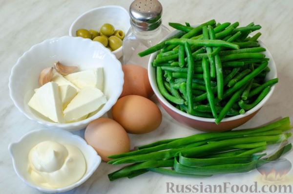 Салат из стручковой фасоли с плавленым сыром и яйцами