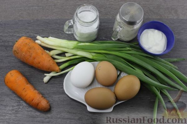 Яичный салат с морковью и луком