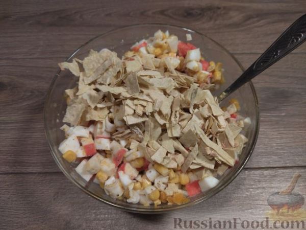 Яичный салат с лавашом, крабовыми палочками и консервированной кукурузой
