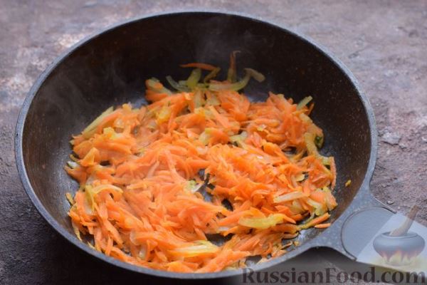 Салат с квашеной капустой, колбасой и морковью