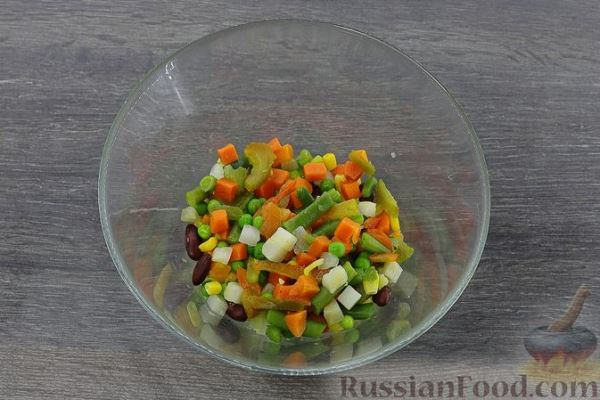 Салат из замороженных овощей с колбасой и картофелем