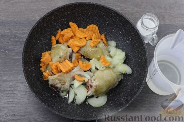 Тушёная картошка с курицей и грибами